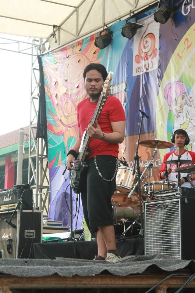 UNJ dari samping panggung