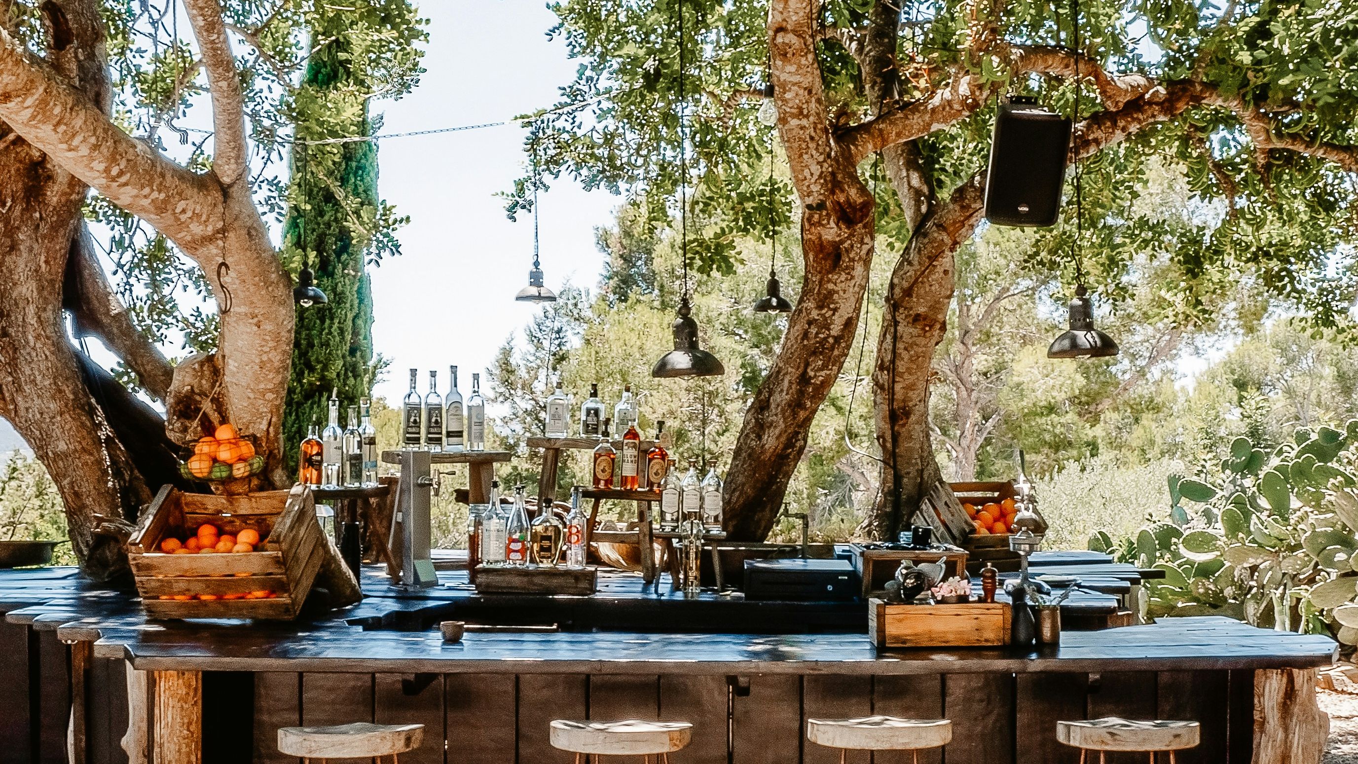 outdoor kitchen with barstool chairs