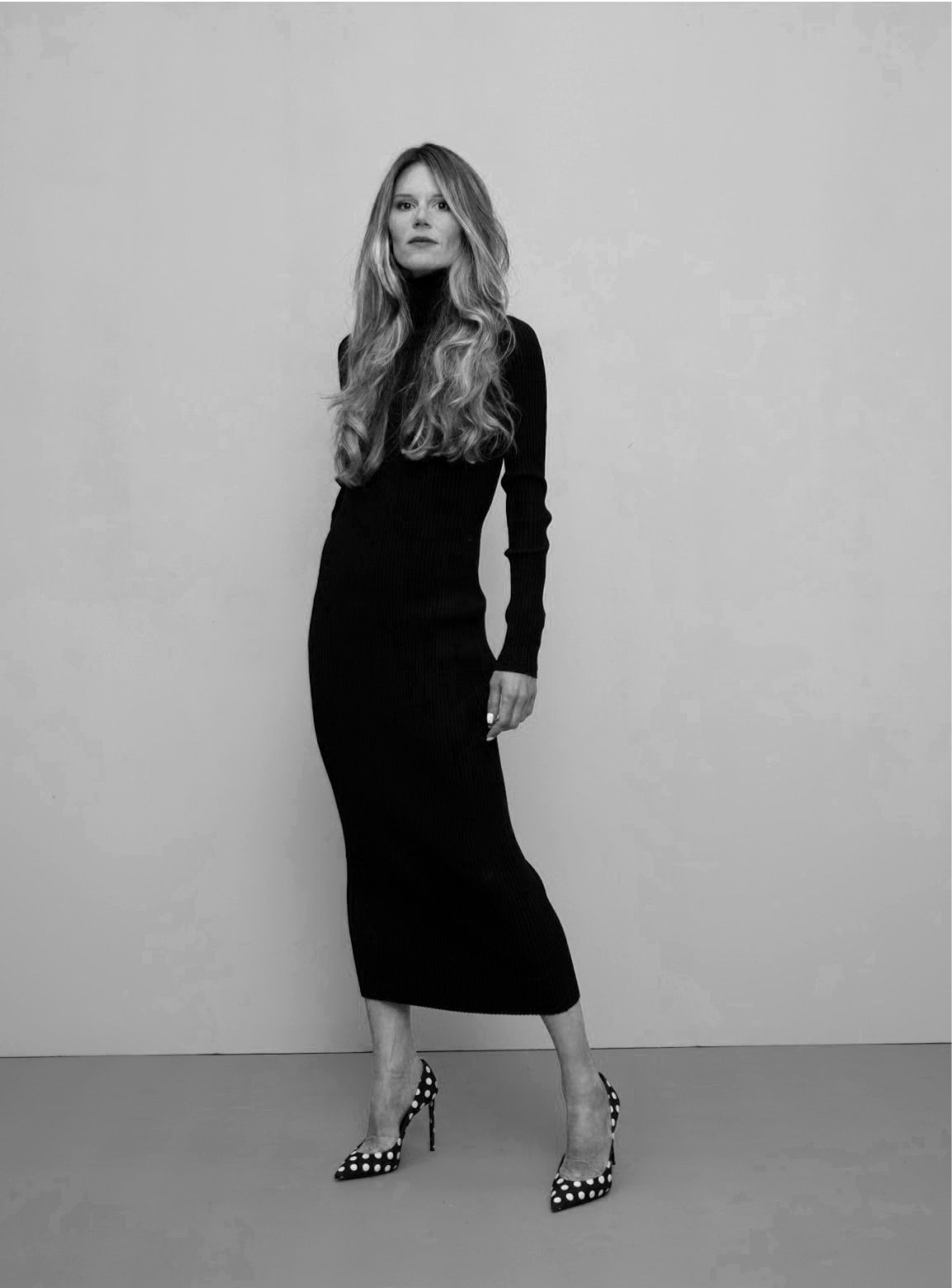 Full length photograph of Mariana Gomes in a black dress
