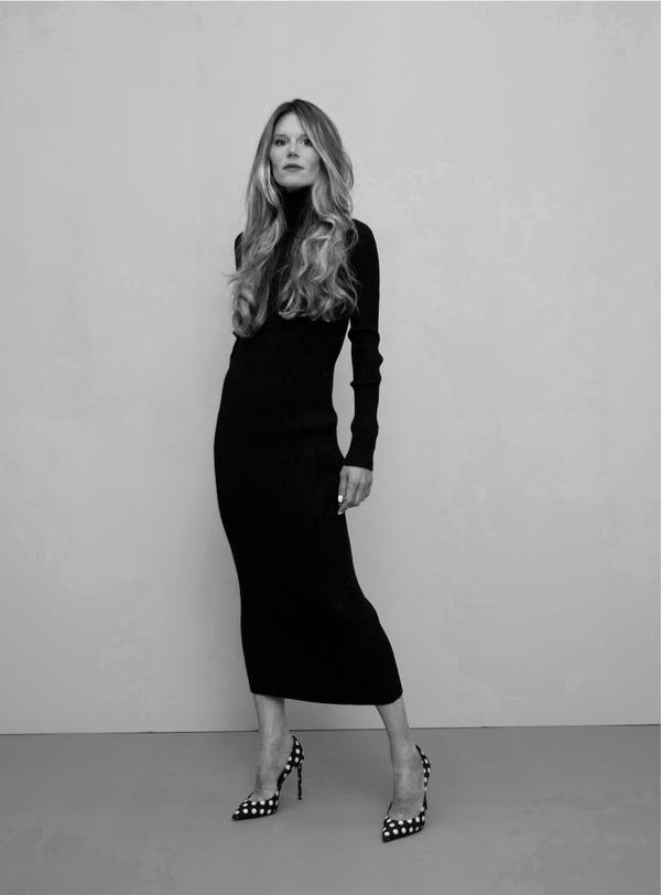 Full length photograph of Mariana Gomes in a black dress