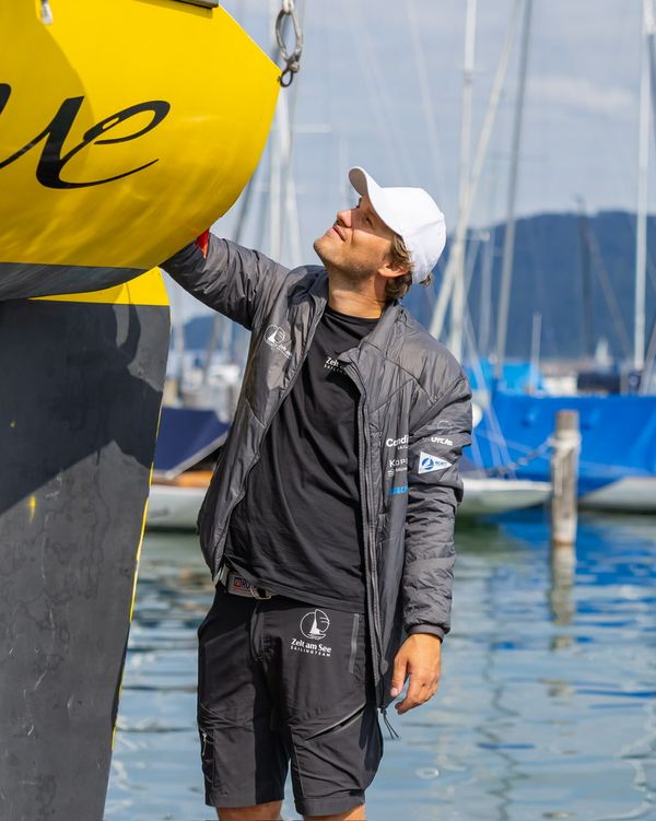 Tobias Böckl beside the hull of the Mr. Cello Due in the harbour