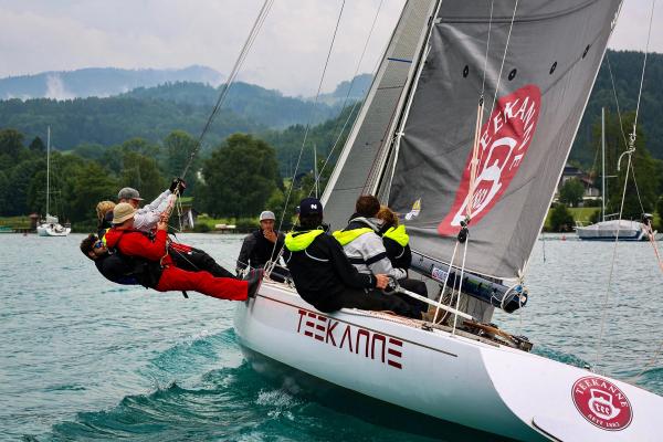 Die Crew am Ausreiten, am Rumpf und im Großsegel der Schriftzug des Sponsors Teekanne