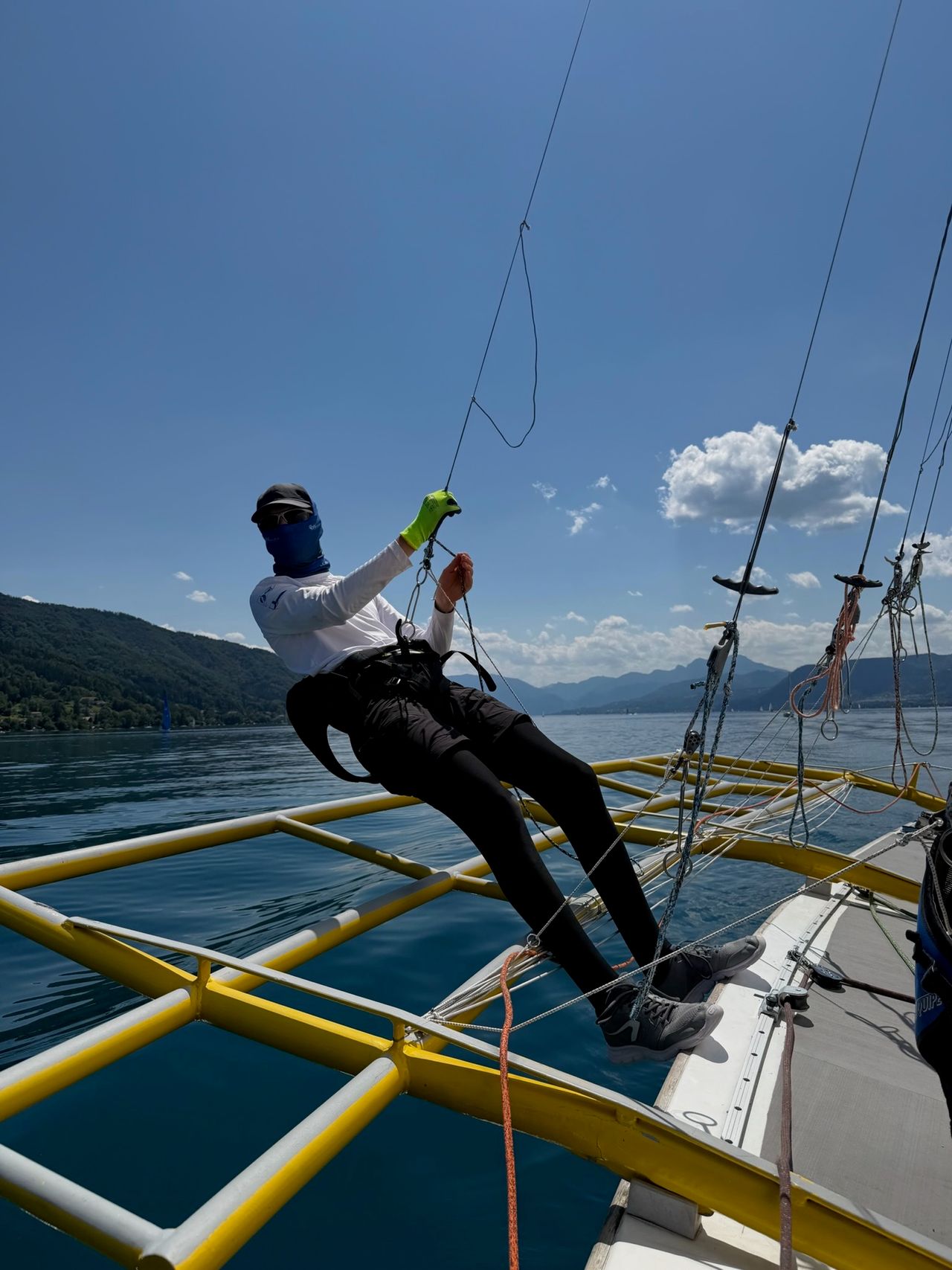 Ein Crewmitglied im Trapez am gelben Ausleger der Mr. Cello Due