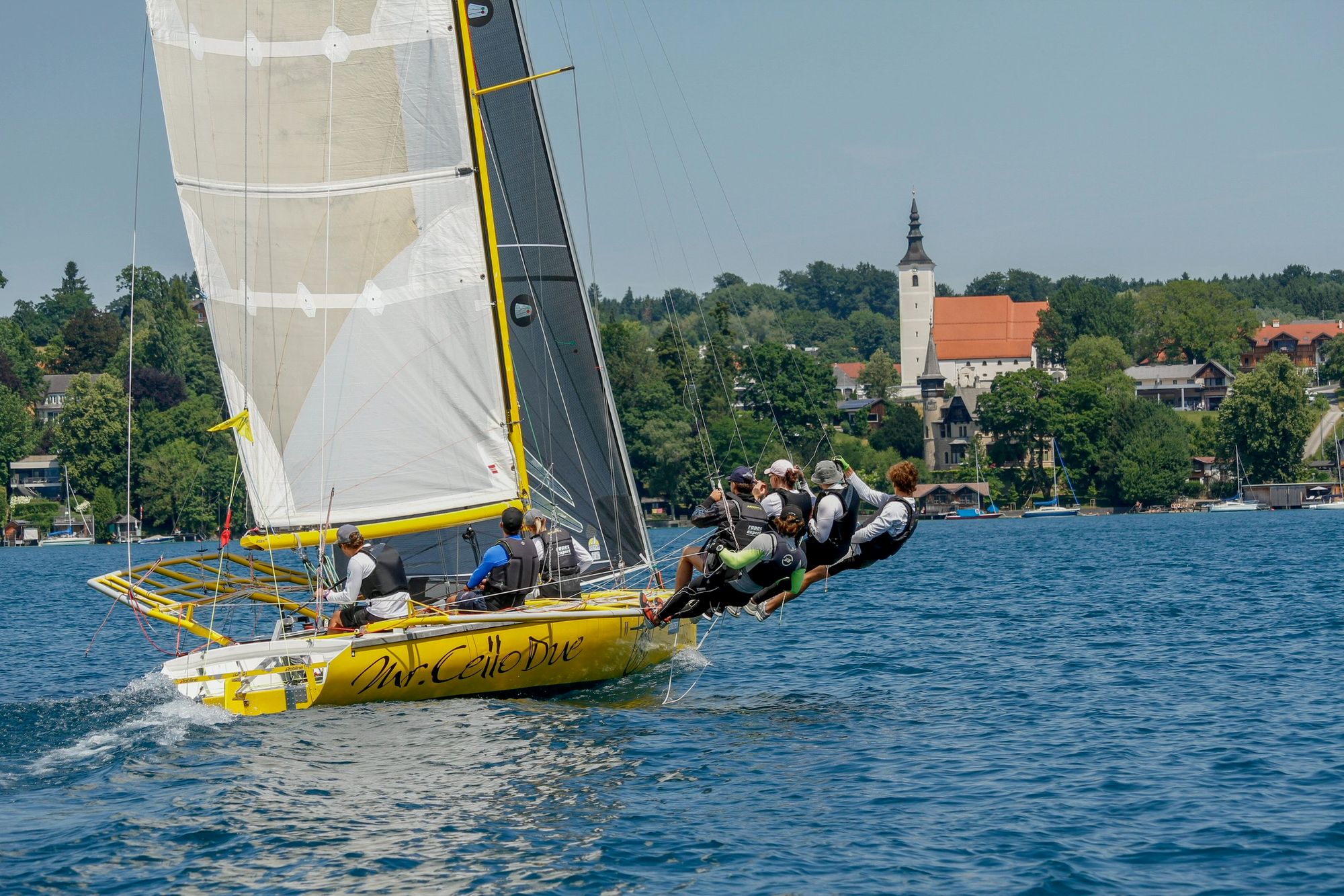 Die Mr. Cello Due unter Segeln vor der Kirche von Weyregg am Attersee