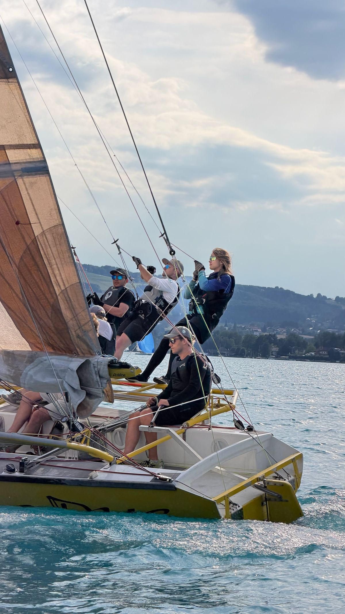 The crew of Mr. Cello Due out on the wings, the shore of Lake Attersee behind
