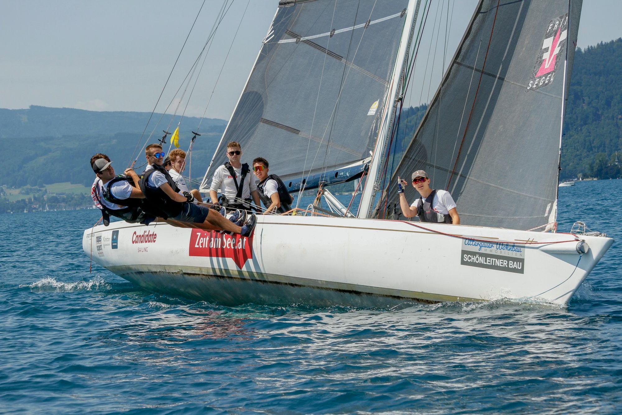 Die Liberté hart am Wind, die Crew an der Kante, am Rumpf der Schriftzug Zeit am See.at