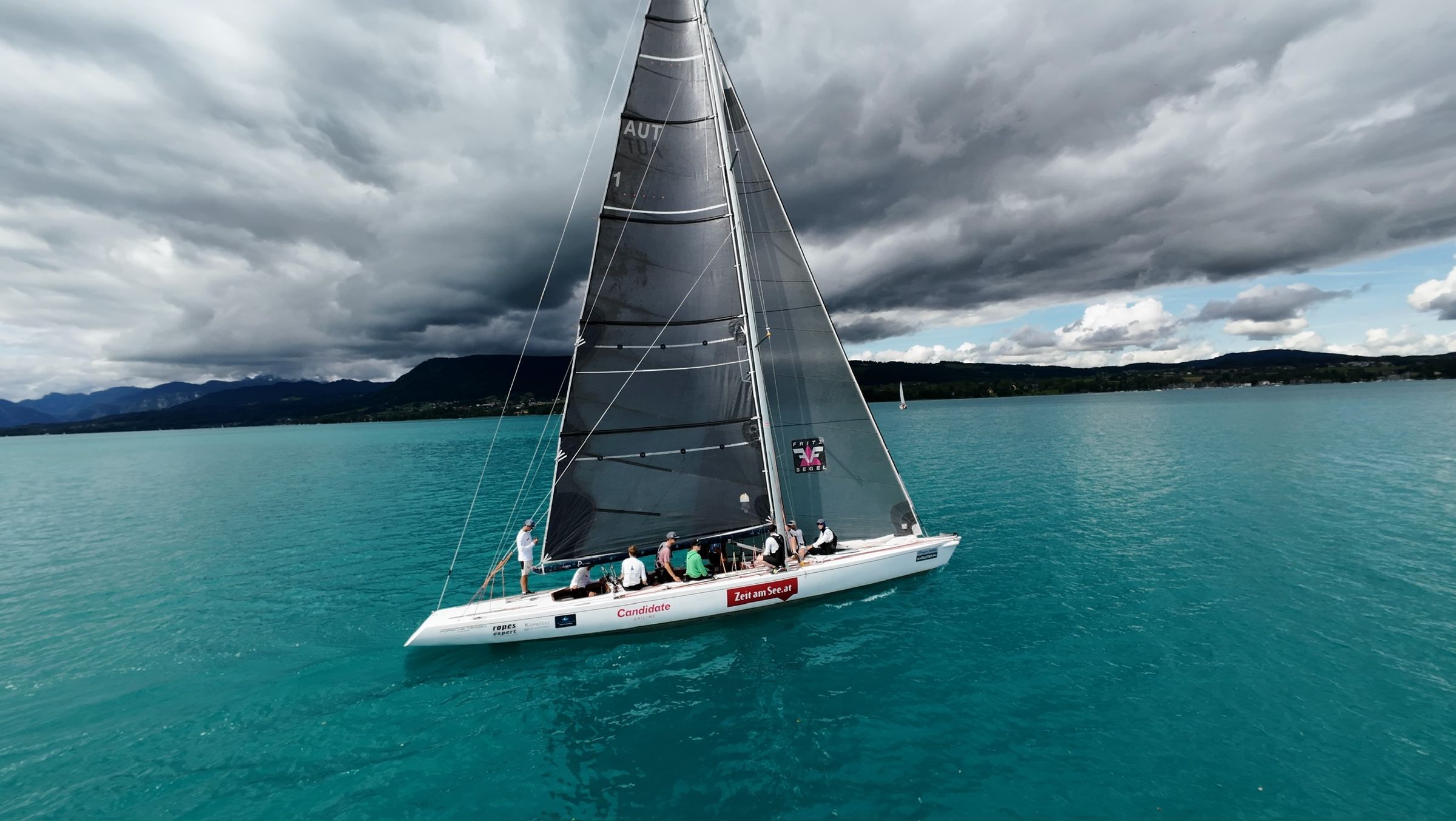 Die Liberté am Wind auf dem Attersee unter einer Gewitterfront, Segelnummer AUT 1