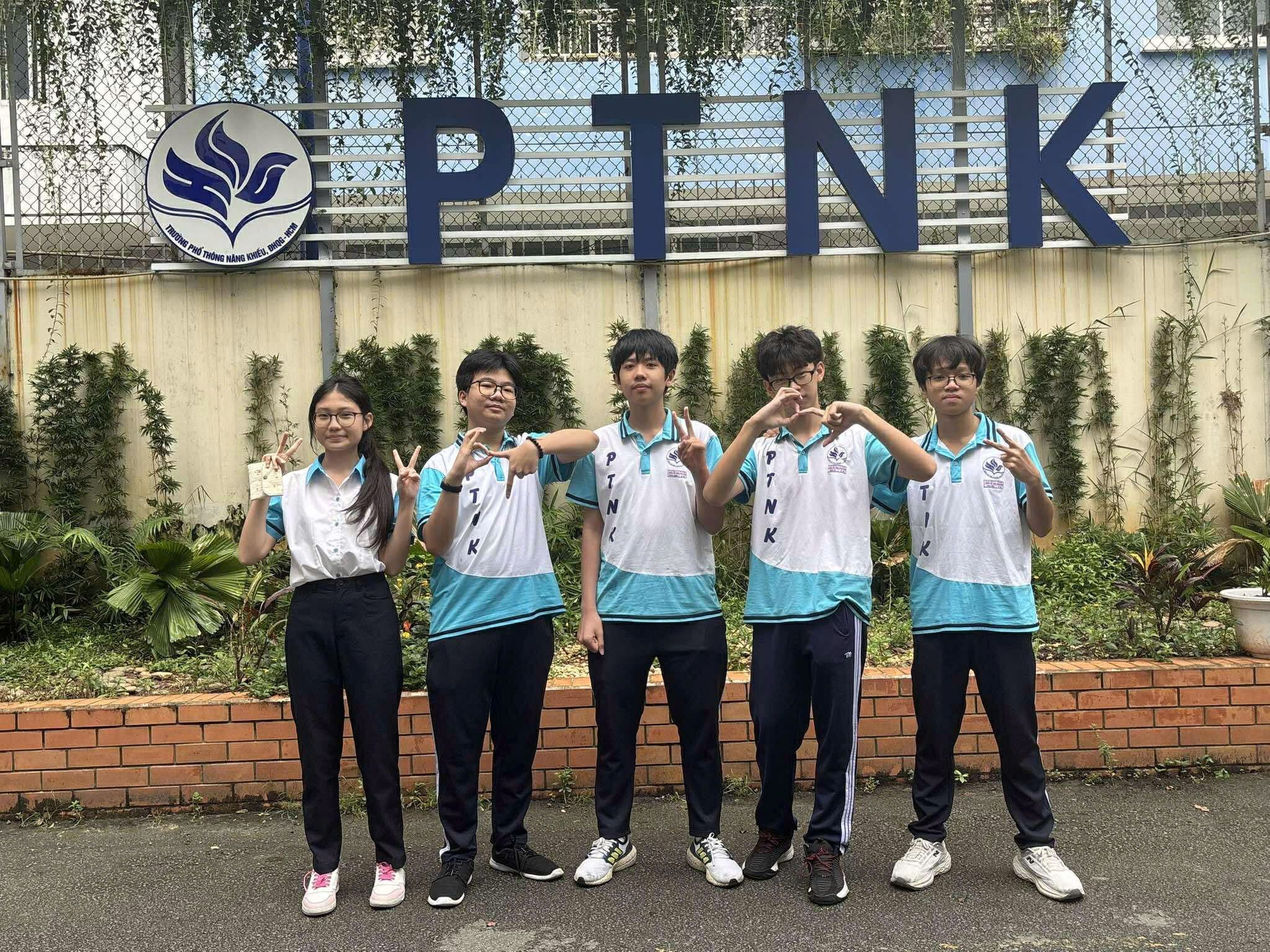 Retinal Diseases Classifier – Hành trình của năm học sinh Trường Phổ thông Năng khiếu ĐHQG-HCM dùng AI để ‘lắng nghe’ đôi mắt con người