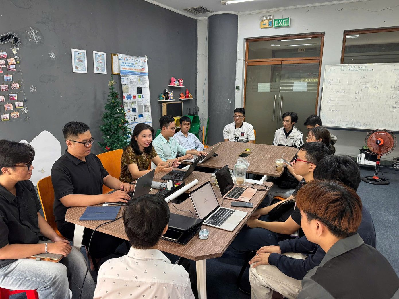  [Sinh viên Việt Nam] Sinh viên AIoT Lab VN đưa nghiên cứu vào thực tiễn – góp phần hiện thực hóa Nghị quyết 57 về chuyển đổi số giáo dục