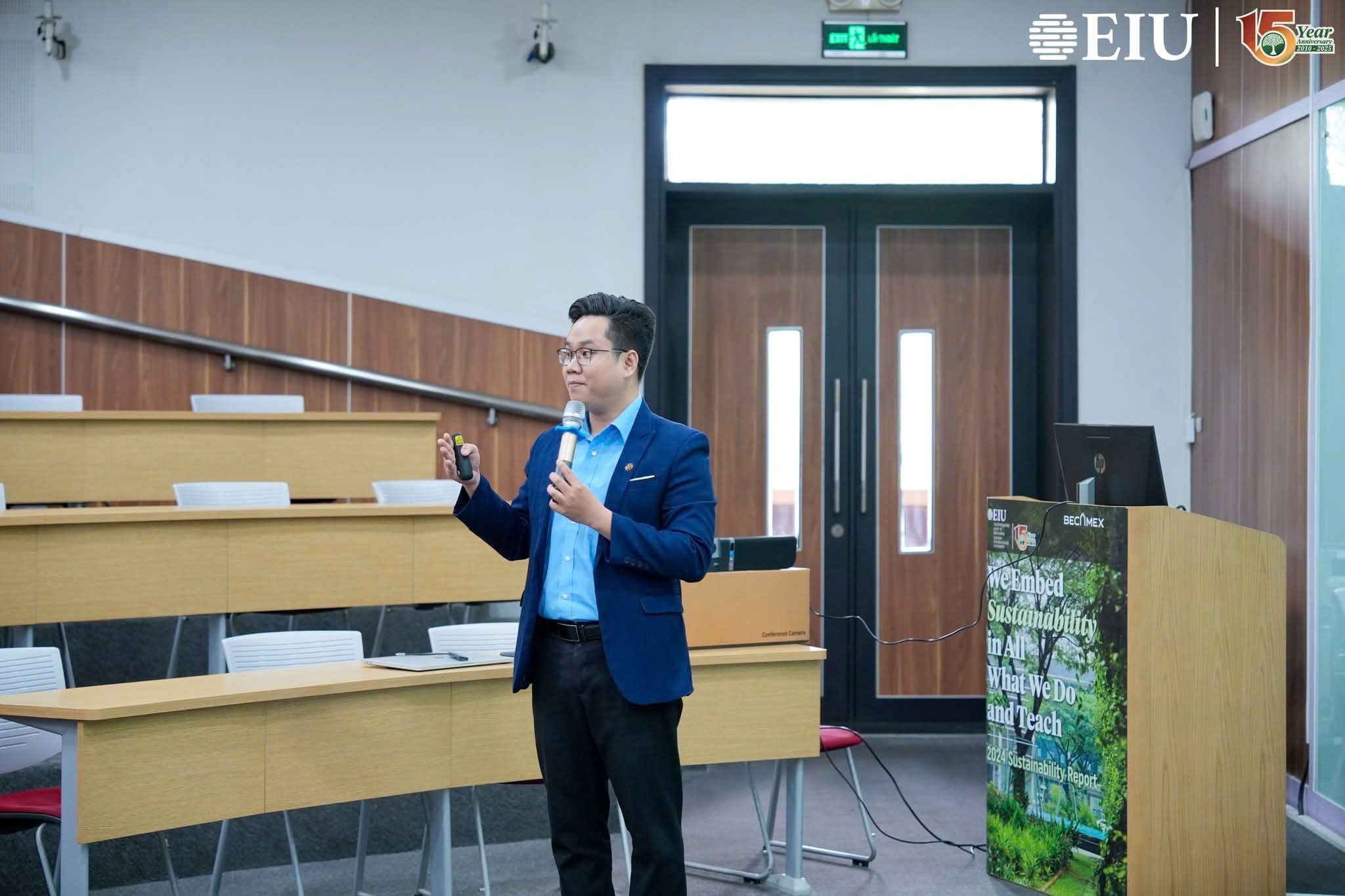 Báo cáo invited talk với chủ đề: “Dynamic GNN+ with Contrastive Pre-Training and Mixture-of-Experts for Multi-Task HVAC Forecasting in Smart Buildings”
