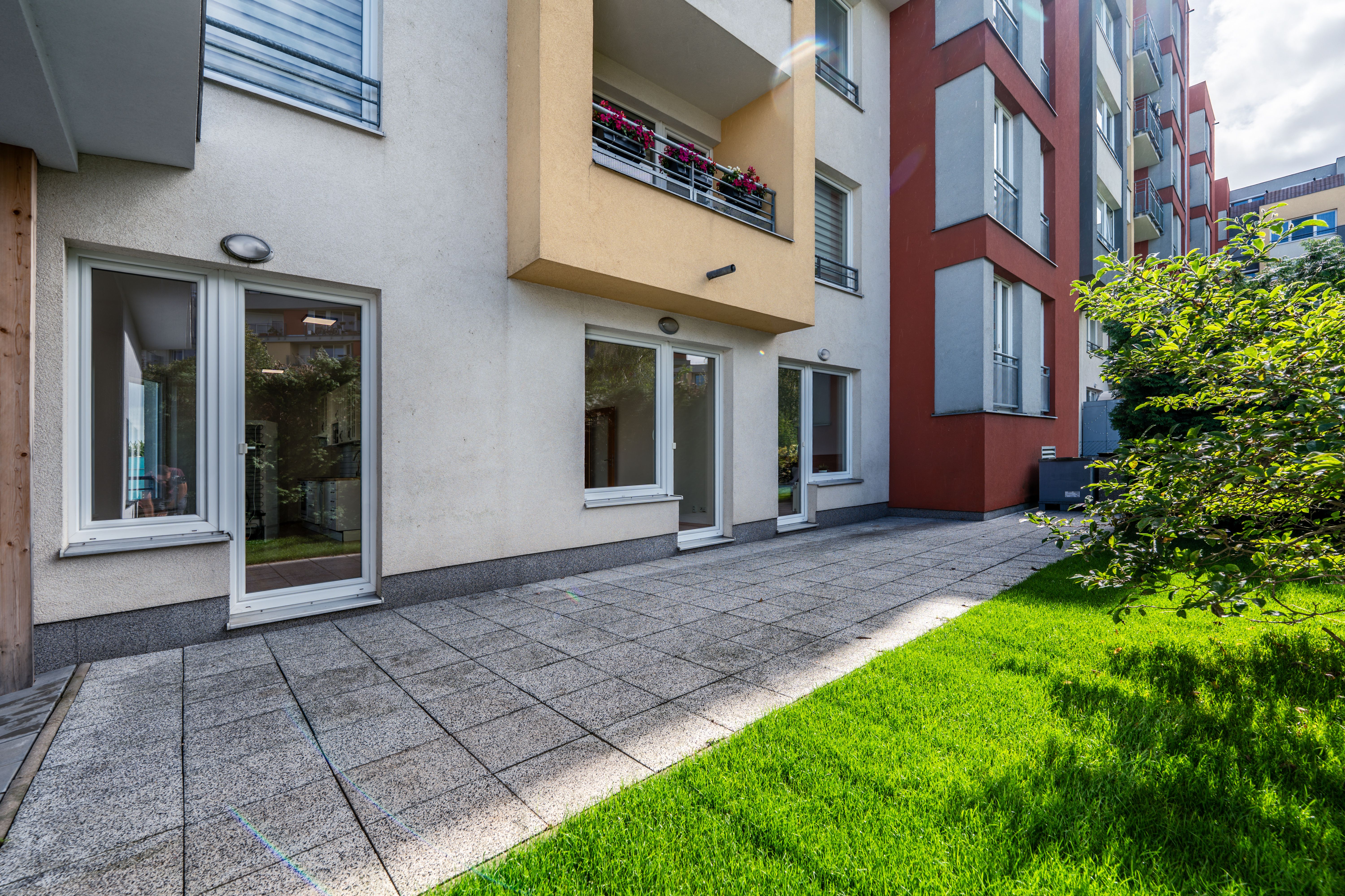 Prodej bytu 2+kk, 61m², terasa + předzahrádka 128m²