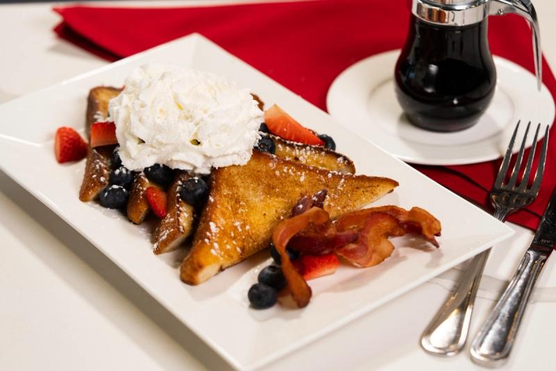 French toast with berries