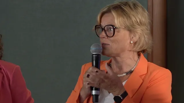 Administrerende direktør i NKF, Kirsti Kierulf, sitter igjen med to nøkkelord fra årets demokratifestival: Arealnøytralitet og beredskap. Skjermdump: bygg.no