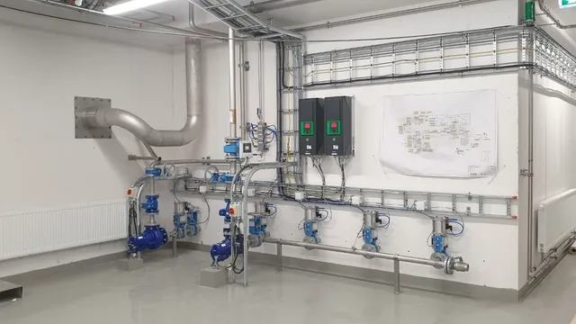 I underetasjen står sandfangspumpene med overløpsrør og to frekvensomformere. Foto: Kjell M. Jacobsen