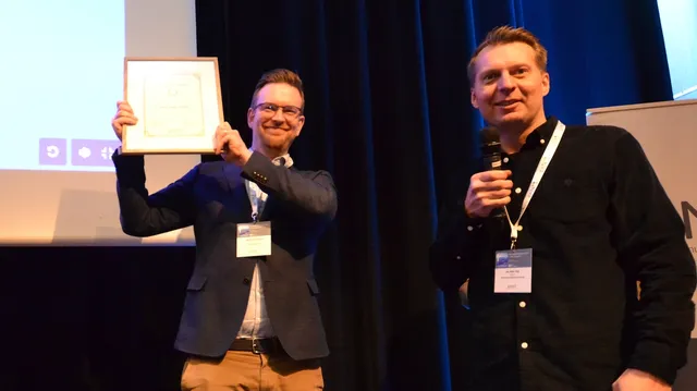 Norsk mester i byggesak 2023, Jens Daniel Vinvand. Her sammen med rådgiver for NKF byggesak, Jon Adler Torp. Foto: Kjell Jacobsen