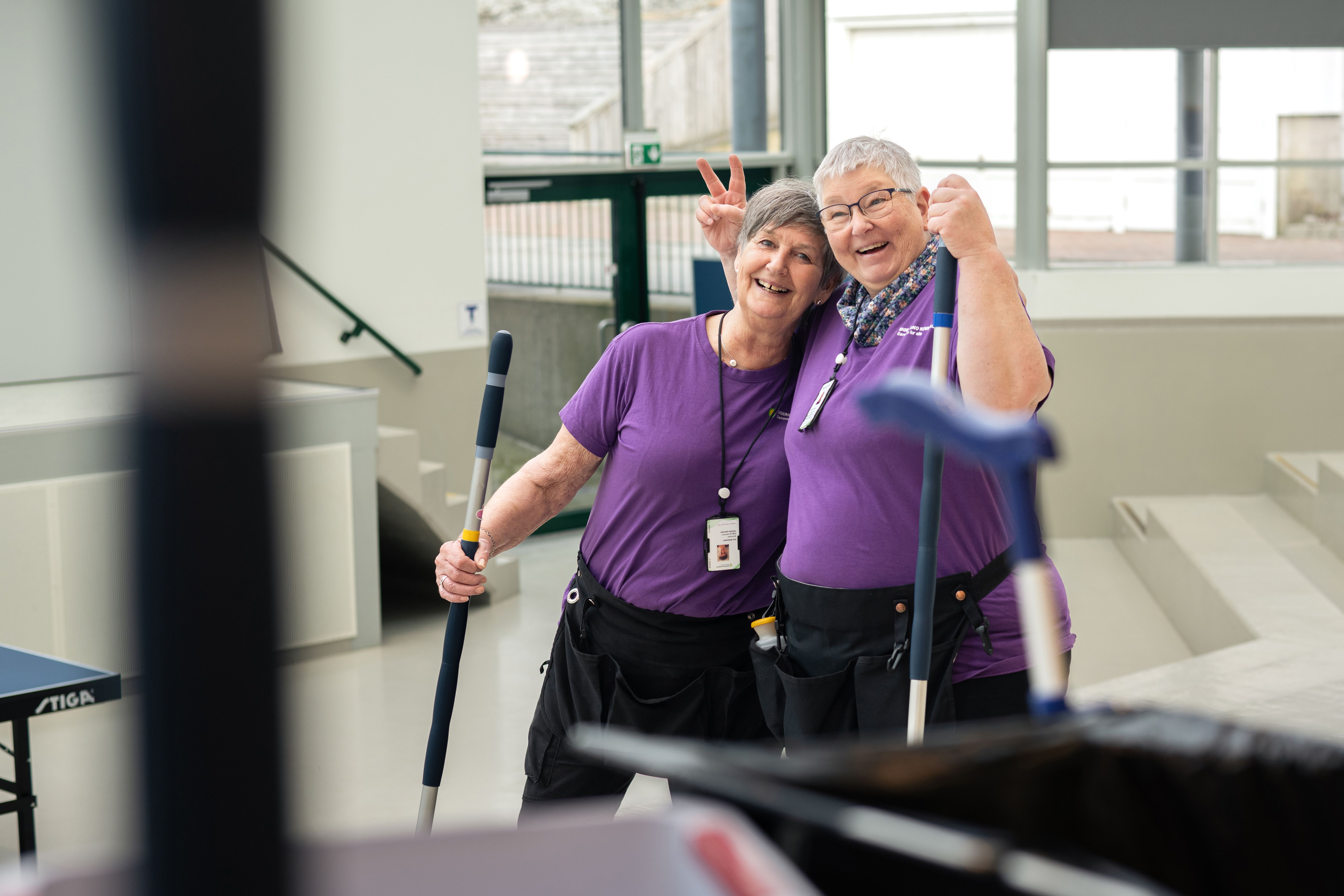 Eva Simonsen (t.v.) og May-Brith Sviland bidrar til å holde ca. 150 kommunale bygg i Eigersund kommune rene. 