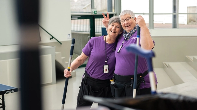 Eva Simonsen (t.v.) og May-Brith Sviland bidrar til å holde ca. 150 kommunale bygg i Eigersund kommune rene.