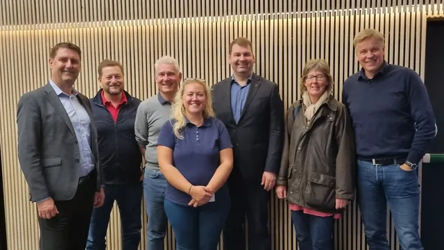 Mange involverte i prosjektet: F.v.: Frank Brundtland Steder (sjefsforsker, FFI), Tore Rismyhr (salgsdirektør, Airthings), Hans Petter Grette (rådgiver, SoftOx Defense Solu-tions), Erika Liutkeviciene (renholdsleder, Hemsedal kommune), Stephan Gundersen (kommunaldirektør, Hemsedal kommune, Søvli Aalrust (hovedverneombud, Hemsedal kommune), Rune Jomaas (adm. dir., SoftOx Defense Solutions). Bildet er tatt av en av hovedpersonene, leder for eiendom I Hemsedal kommune, Odd Magne Anderdal.