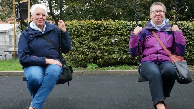 I Myntegata i Oslo har de laget flotte husker for alle aldre. Her to tyske turister som har tatt seg en pust i bakken.
