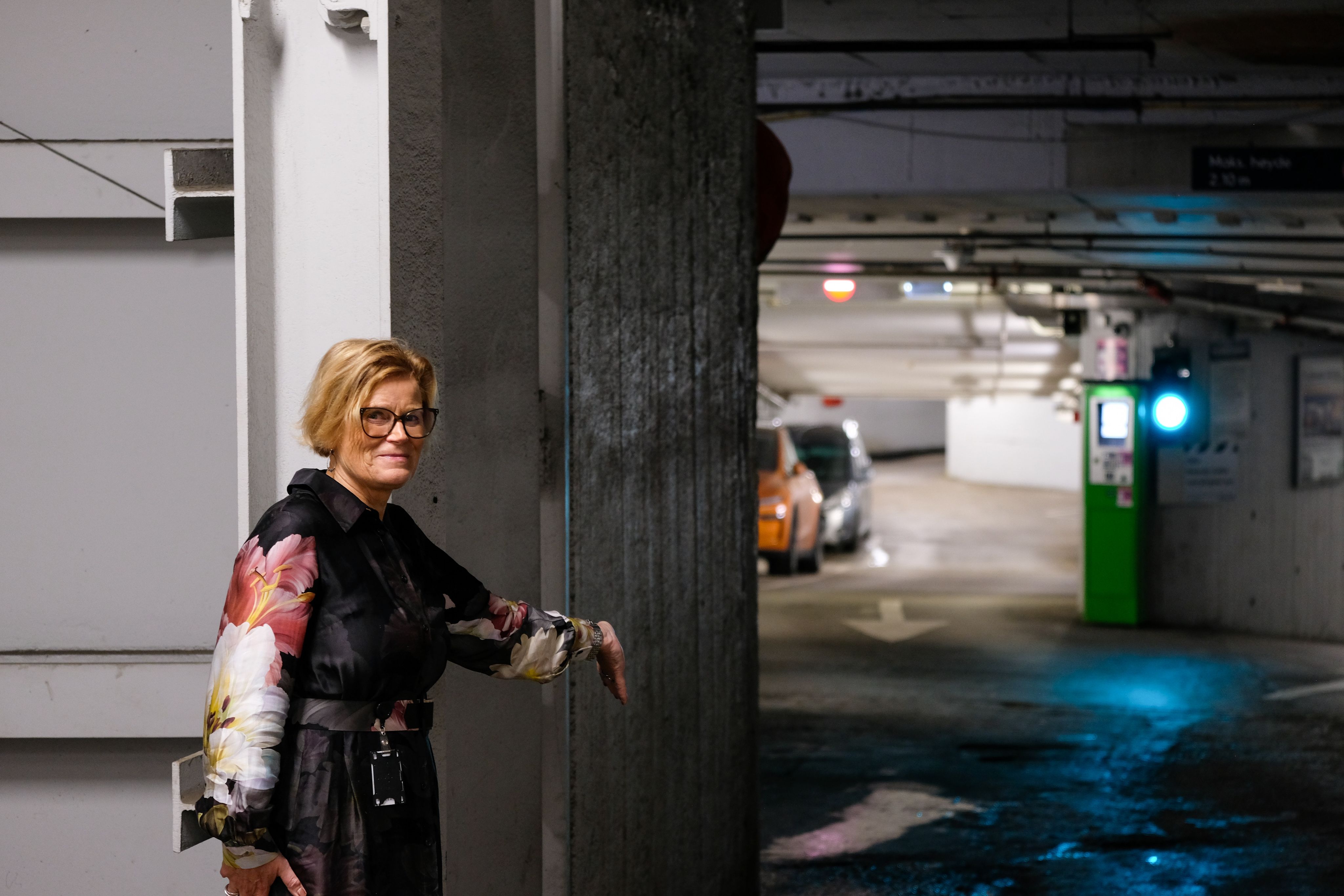 Adm.dir i NKF, Kirsti Kierulf, viser frem et tilfluktsrom som ikke lenger er i bruk. Foto: Julius Mellgren/NKF