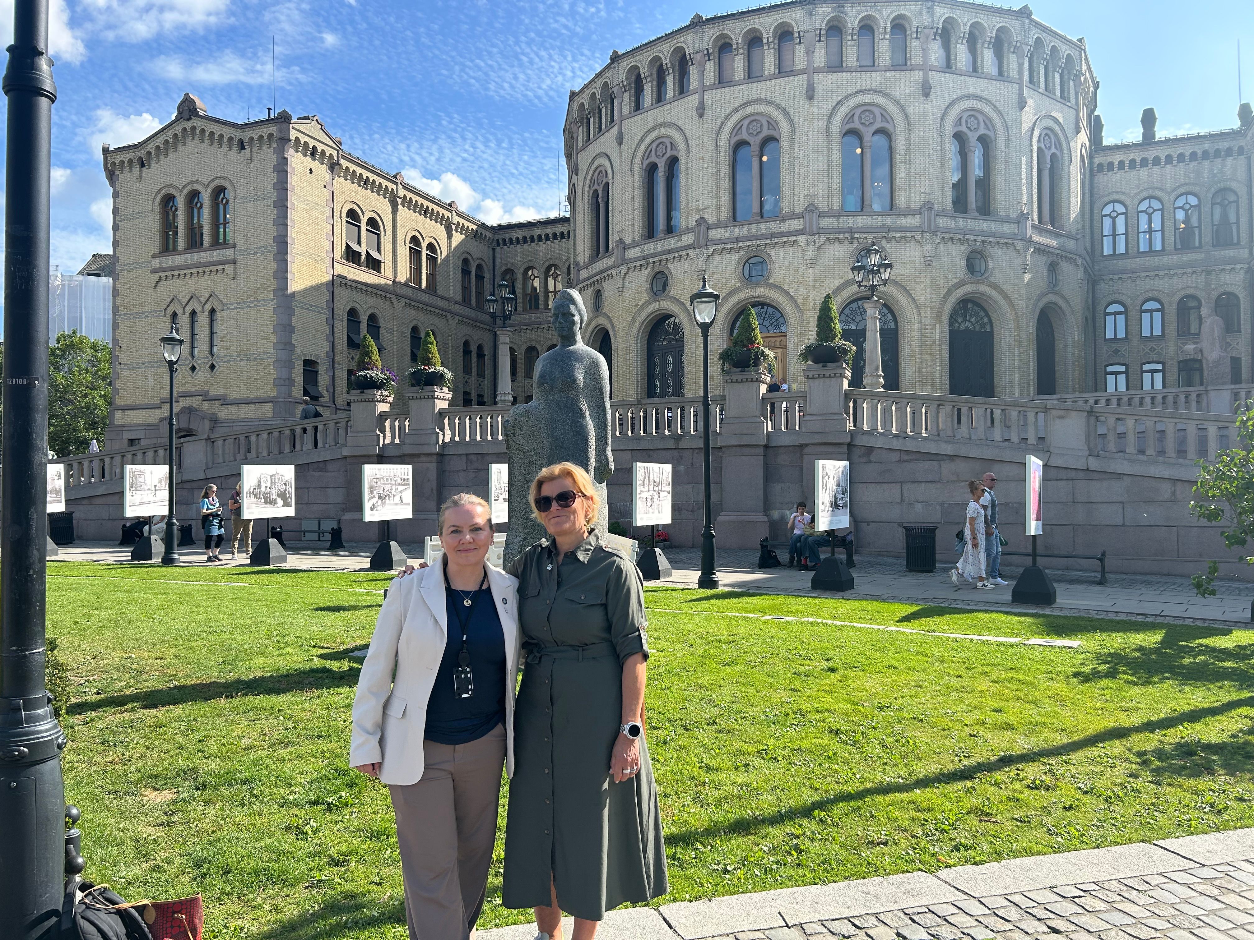 Adm.dir. Kirsti Kierulf, og markedssjef og energirådgiver Lene Hollseter møtte departementene sammen med KS.