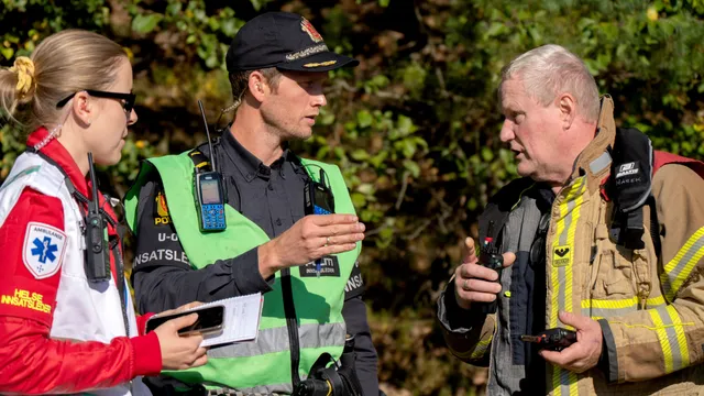 Helse, politi og brannvesen diskuterer under Heimevernets øvelse Birkebeiner høsten 2025. Foto: Stian Olberg/DSB