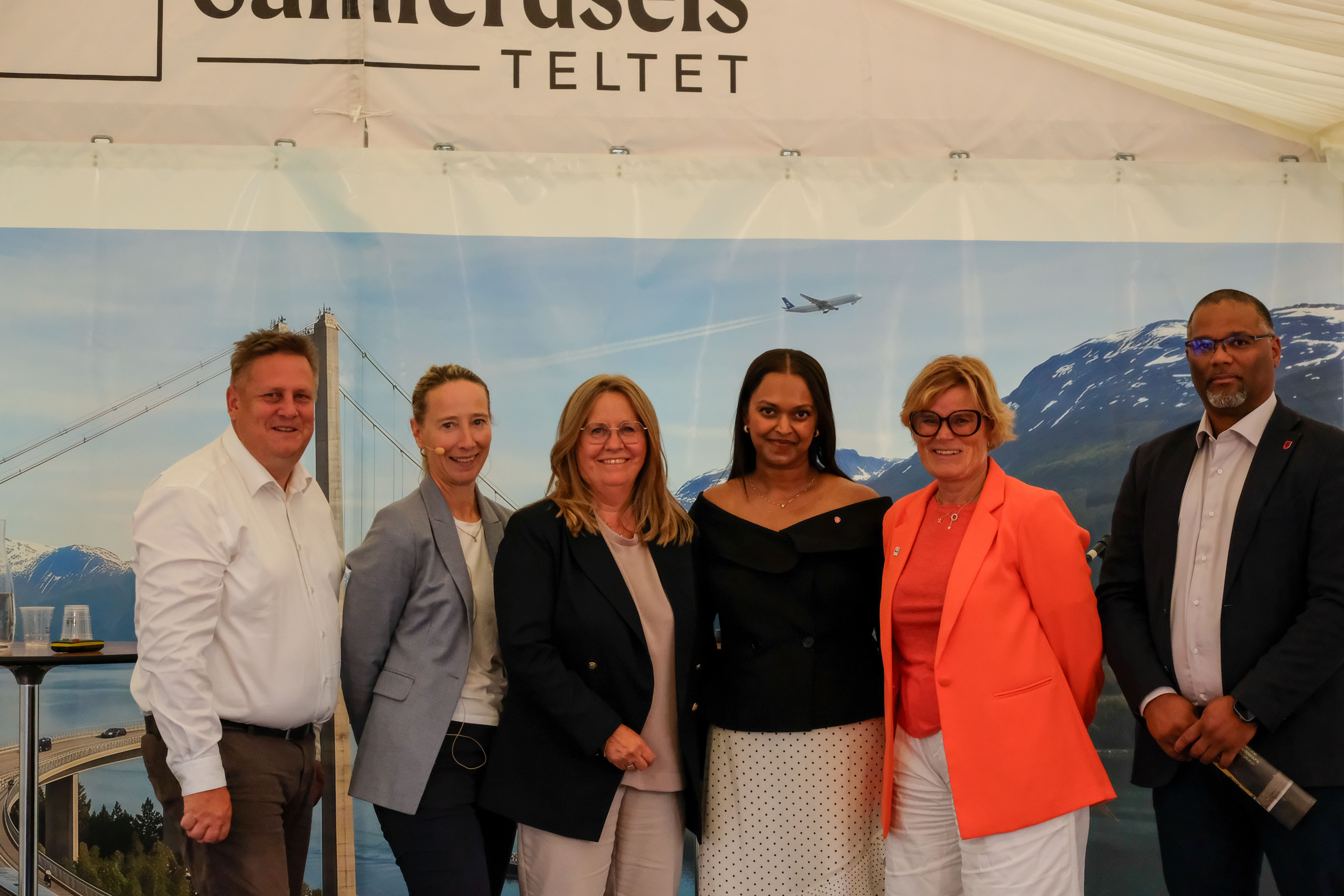 Gruppebilde fra debatten i Samferdselsteltet under Arendaluska 2026. Foto: Julius Mellgren/NKF