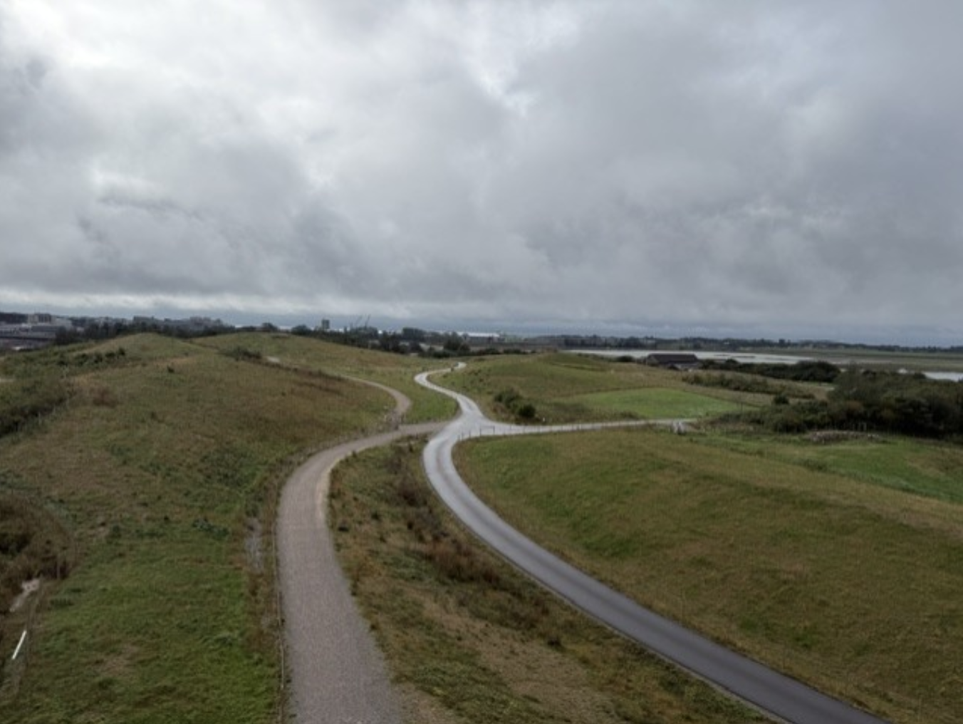 Utsikt fra fugletårnet på Fågelbacka i Varberg. Nesten en halv million kubikkmeter overskuddsmasser fra jernbaneutbyggingen er brukt til å dekke det gamle deponiet og forme det nye landskapet. 