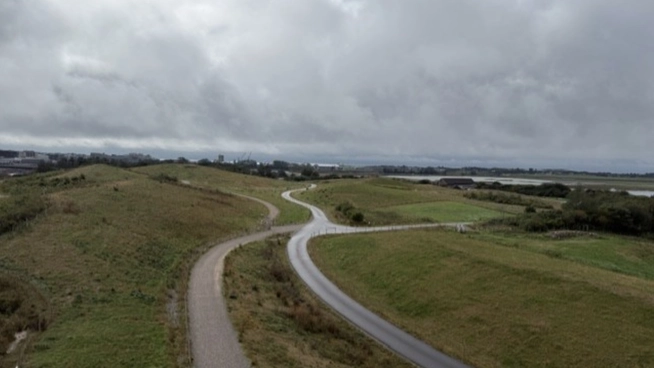 Utsikt fra fugletårnet på Fågelbacka i Varberg. Nesten en halv million kubikkmeter overskuddsmasser fra jernbaneutbyggingen er brukt til å dekke det gamle deponiet og forme det nye landskapet.