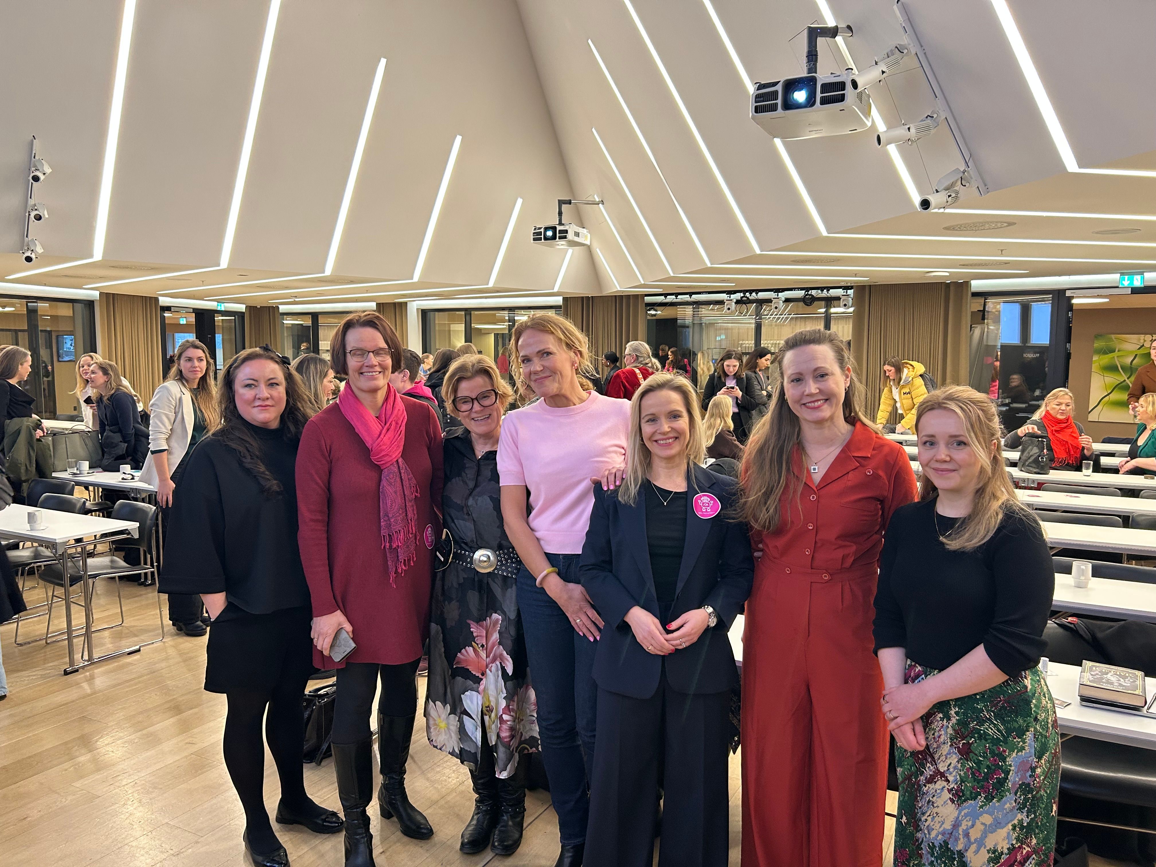 Noen av kvinnene som viser vei og tar plass under NKFs arrangement før kvinnedagen. 