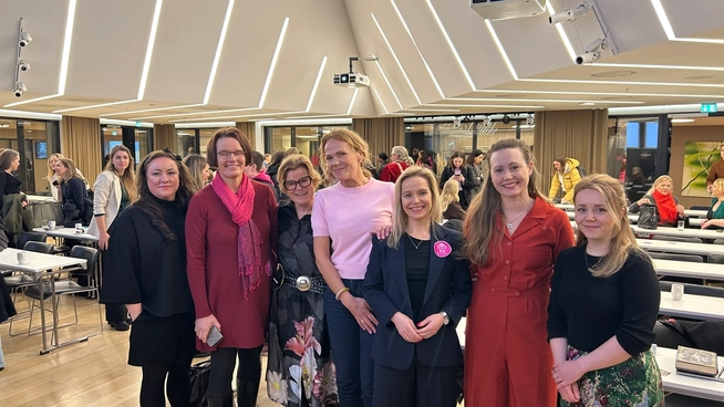 Noen av kvinnene som viser vei og tar plass under NKFs arrangement før kvinnedagen.