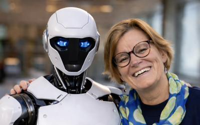 Kirsti Kierulf er ivrig for ny teknologi og har blant annet forhåndsbestilt den humanoide roboten NEO til hjemmebruk. 