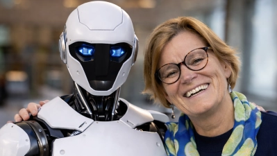 Kirsti Kierulf er ivrig for ny teknologi og har blant annet forhåndsbestilt den humanoide roboten NEO til hjemmebruk.