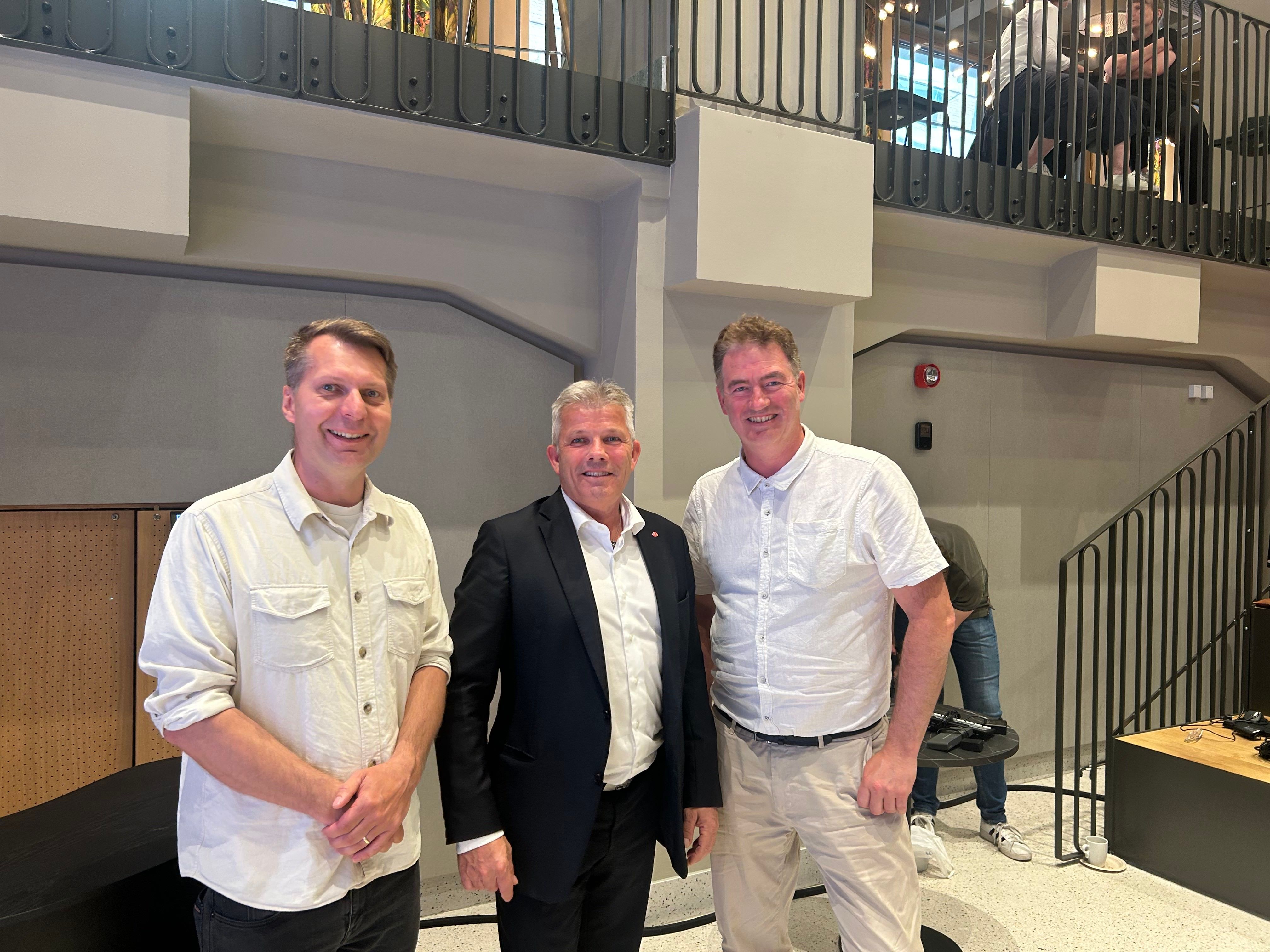 Jon Adler Torp og Alf Kaare Stokker, sammen med kommunalminister Bjørnar Skjæran. 