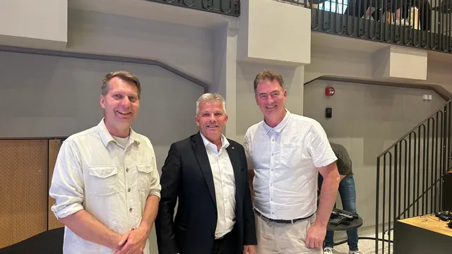 Jon Adler Torp og Alf Kaare Stokker, sammen med kommunalminister Bjørnar Skjæran.