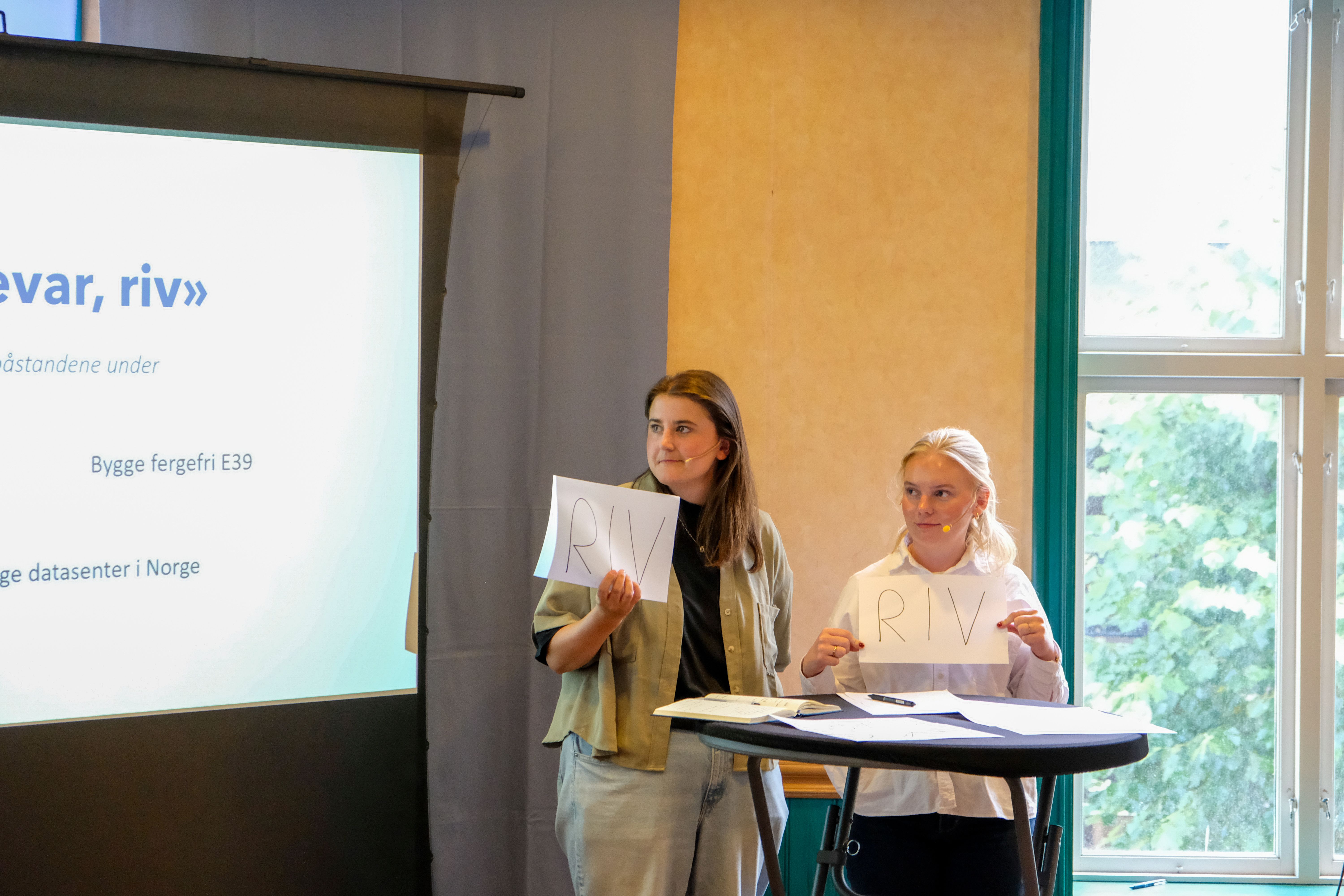 Ungdomspolitikerne spiller "Bygg, bevar, riv". Foto Julius Mellgren/NKF
