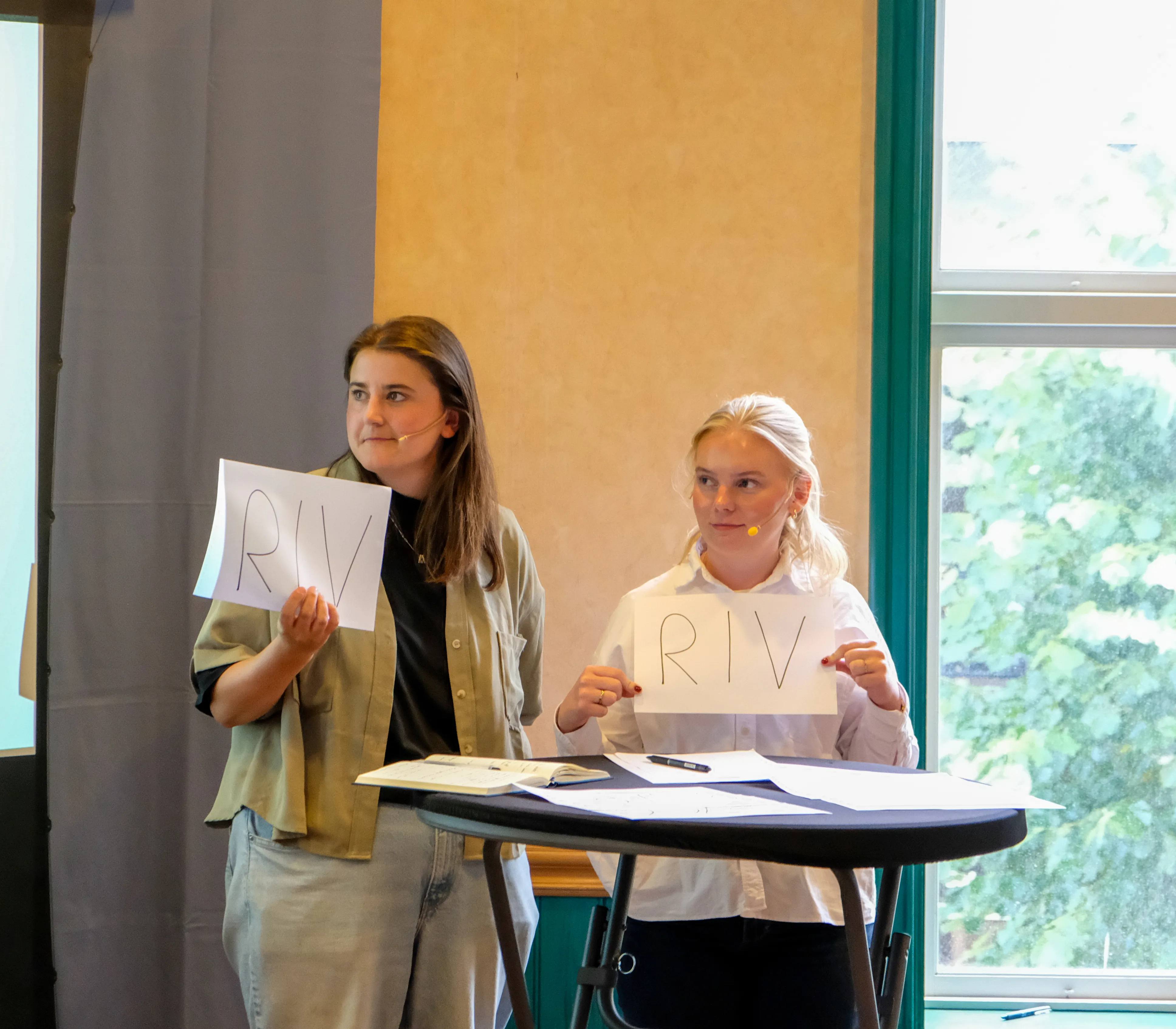 Ungdomspolitikerne spiller "Bygg, bevar, riv". Foto Julius Mellgren/NKF