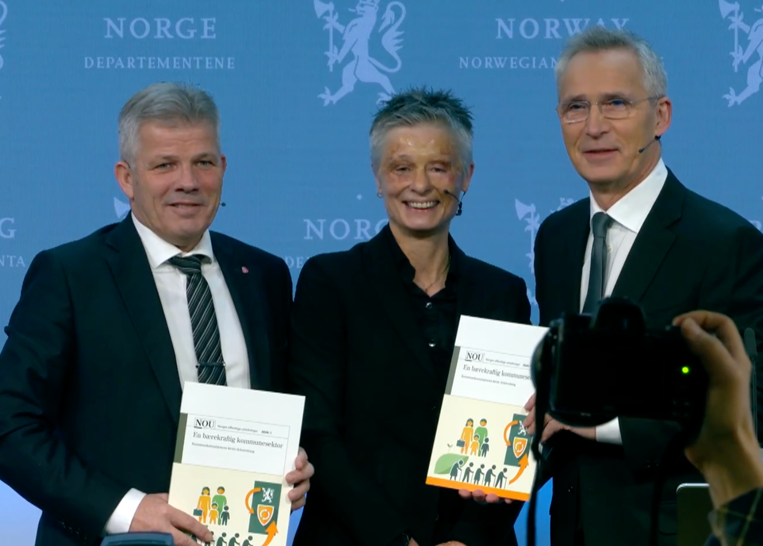 F.v.: Kommunal- og distriktsminister Bjørnar Skjæran, medlem av kommisjonen Signy Vabo og finansminister Jens Stoltenberg under overrekkelsen av Kommunekommisjonens første delrapport.