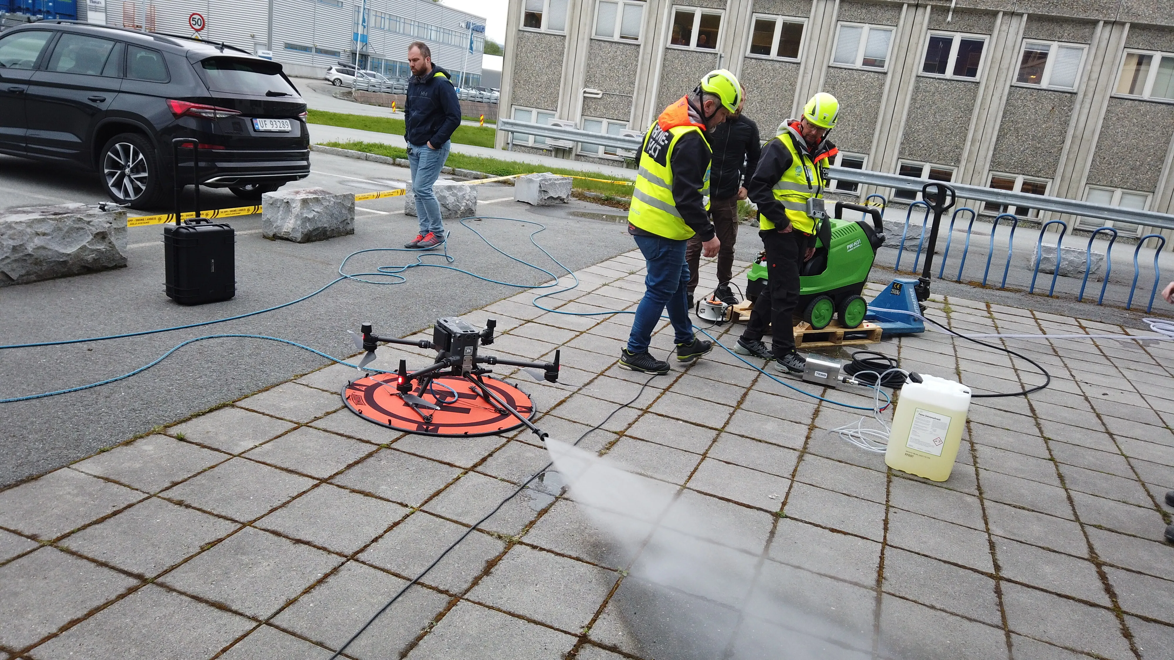 I Trondheim eiendom har de utviklet en drone til å vaske vinduer og fasader. Foto: Trondheim kommune