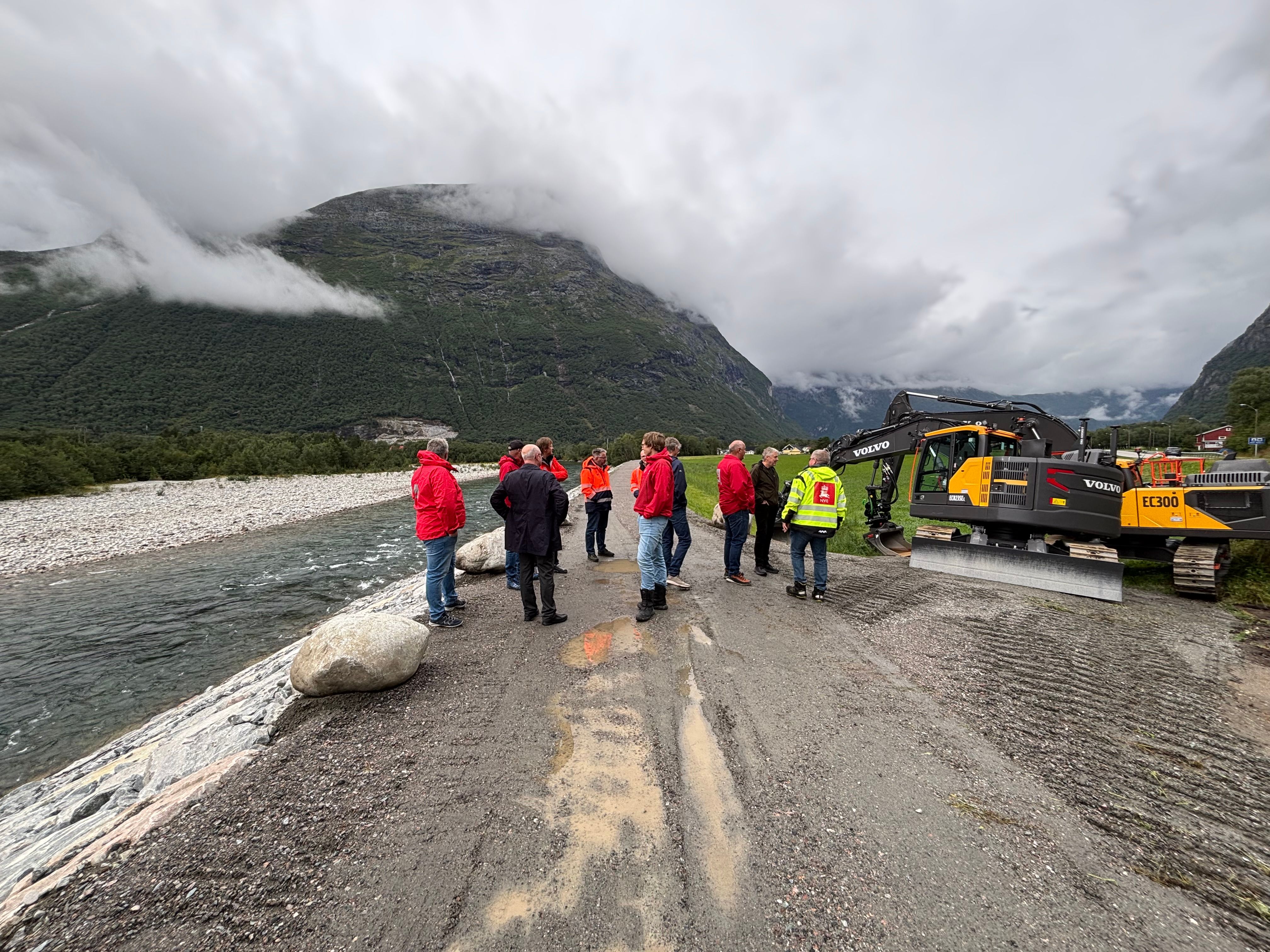 Flomvollen langs elva Driva i Sunndal er dimensjonert for 200-årsflommen. Foto fra befaring med NVE og kommunen.