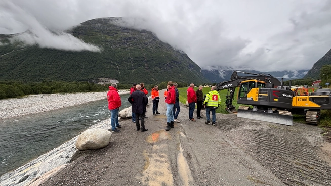 Flomvollen langs elva Driva i Sunndal er dimensjonert for 200-årsflommen. Foto fra befaring med NVE og kommunen.