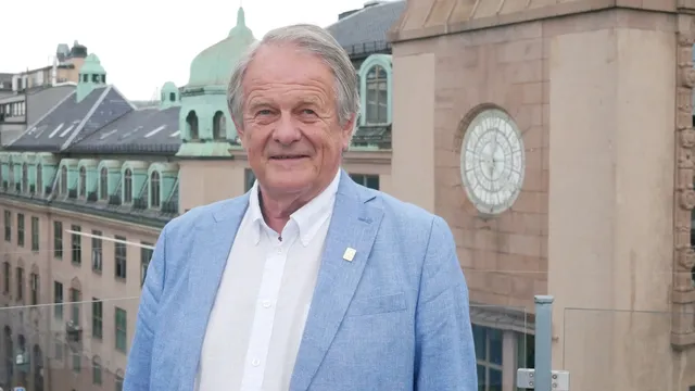 Jan-Egil Clausen bærer hederstegnet (pin på jakkeslaget) han fikk under landsmøtet i Brumunddal i mai. Foto: Sindre Haarr