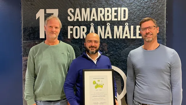 SAMARBEID: F.v.: Svein Rune Ussberg, Sajad Seyedi og Vidar Almsten fra Lillestrøm kommune. Foto: Sindre Haarr