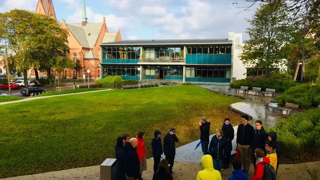 Fra møtet i 2019, da nettverket la befaringen til det da nye Folkebiblioteket i Haugesund. Foto: NKF