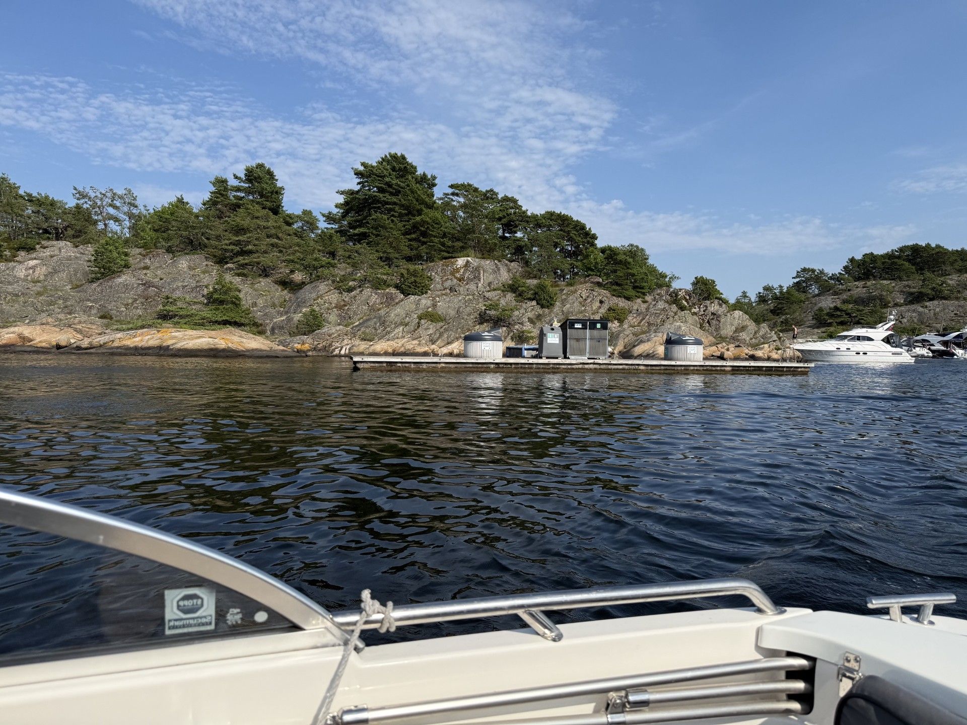 Flytende mottaksstasjon for avfall i Tordenskjoldbukta drives av Skjærgårdstjenesten for Hvaler, Sarpsborg og Halden, og består av to flytende dypoppsamlere, kildesortering for bl.a. glass og metall, mottak/pumpestasjon for septik fra fritidsbåter. Anlegget slepes til land og tømmes ved behov.