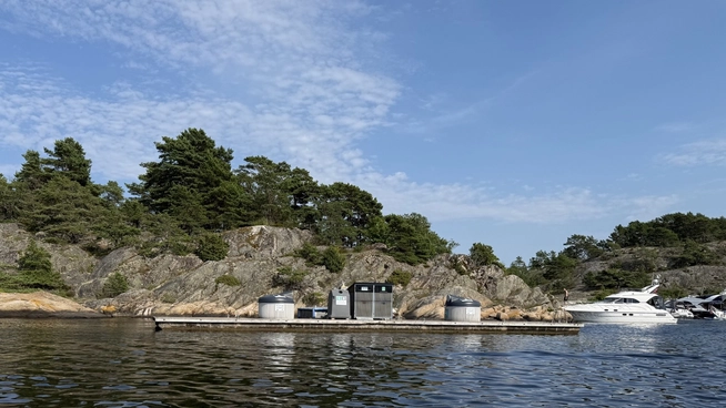 Flytende mottaksstasjon for avfall i Tordenskjoldbukta drives av Skjærgårdstjenesten for Hvaler, Sarpsborg og Halden, og består av to flytende dypoppsamlere, kildesortering for bl.a. glass og metall, mottak/pumpestasjon for septik fra fritidsbåter. Anlegget slepes til land og tømmes ved behov.