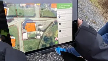 Ulovlighetsoppfølgingen gjøres med en mobil enhet for å kunne dokumentere funn på en effektiv måte. Foto: Karmøy kommune