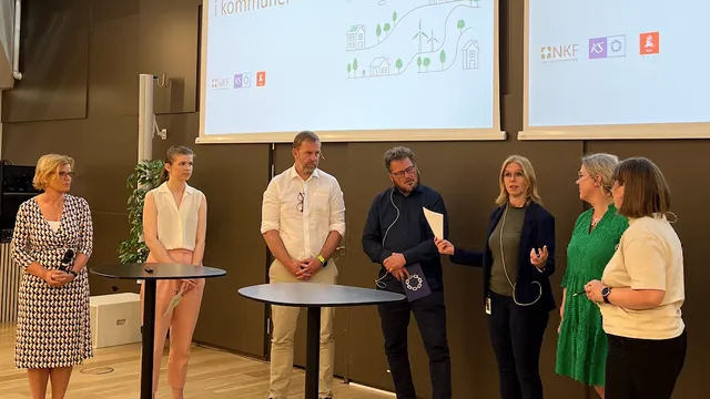 Panelsamtalen under oppstartsseminaret handlet om hvordan man kan ta ut energieffektiviseringspotensialet som ligger i norske kommuner. Foto: Julie Tollefsen