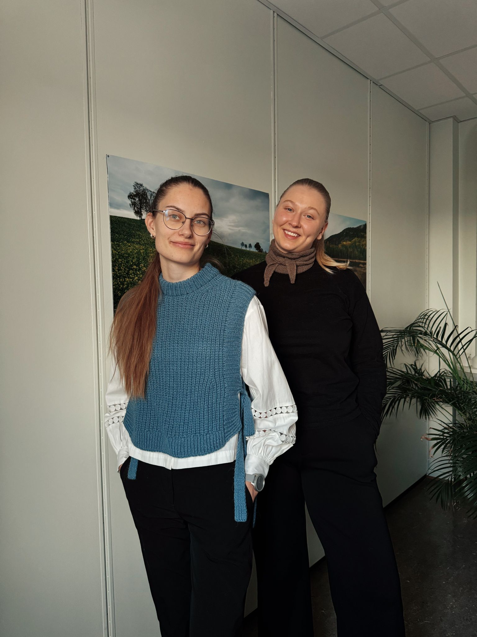 Trenger din hjelp: Tea Karoline Uhlen Aasmundstad og Beate Drønnen håper på svar fra byggesaksbehandlere i hele landet