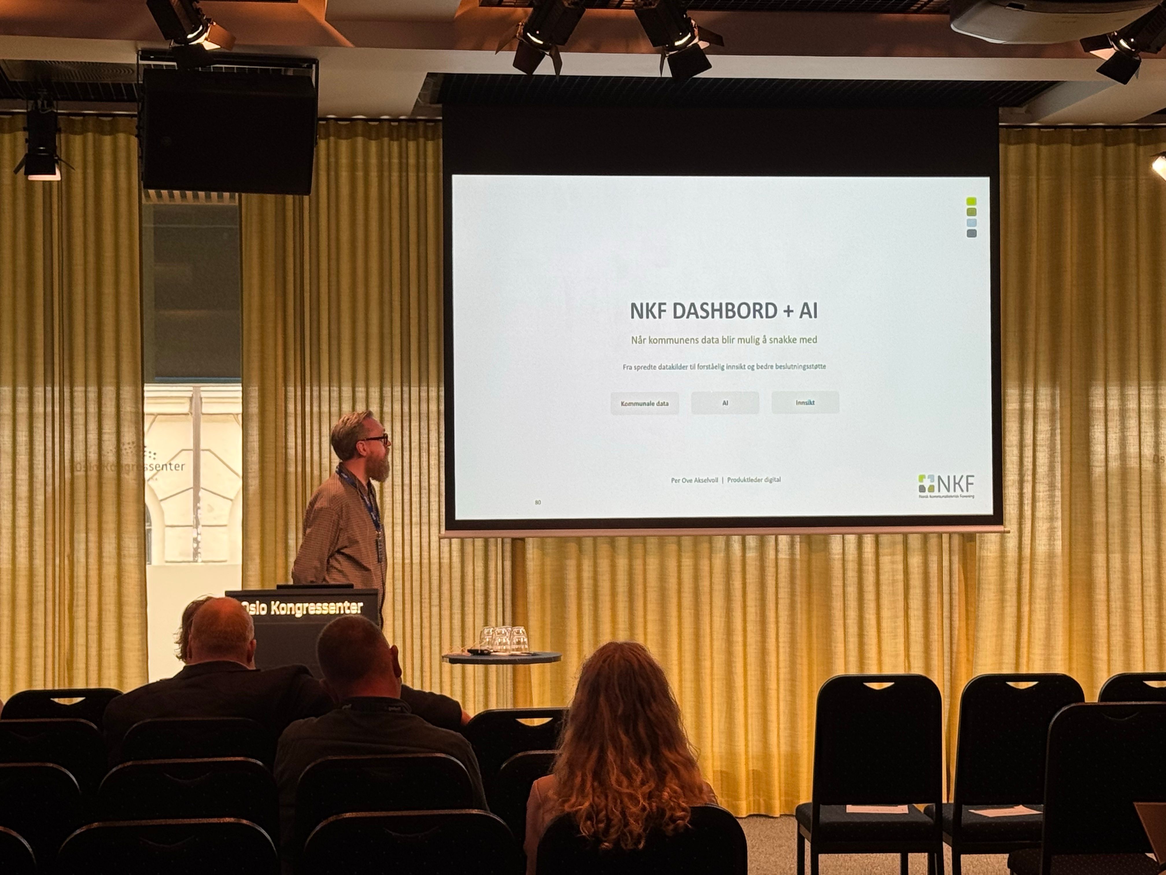 Per Ove Akselvoll viser hvordan kommunene nå kan se, sammenstille og snakke med sine bygningsdata. Her under GoforIT, 8.sept.